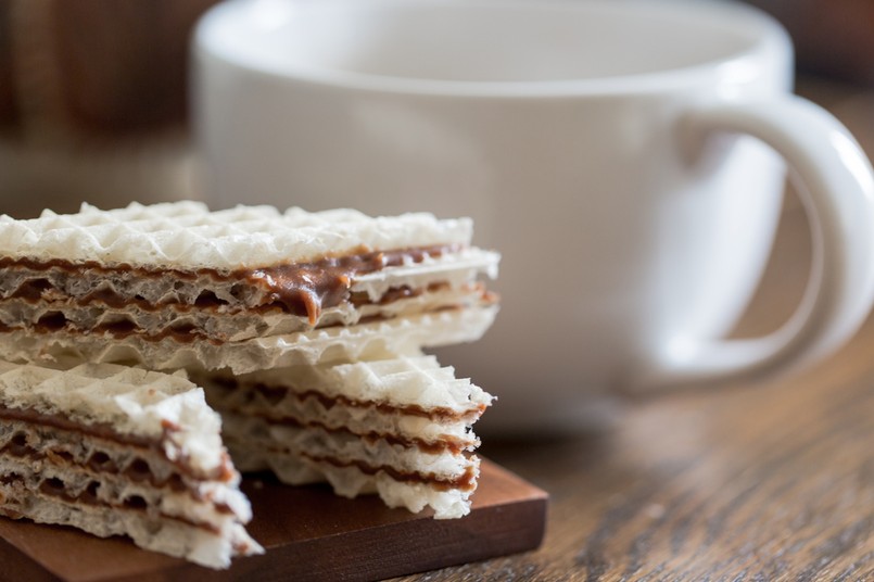 Focus,On,Layered,Chocolate,Wafer,On,Wooden,Table