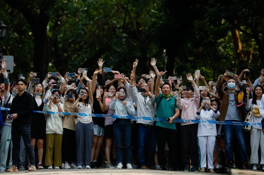 Studenti Sun Jat Sen Univerziteta mašu Emanuelu Makronu tokom njegove posete Kini