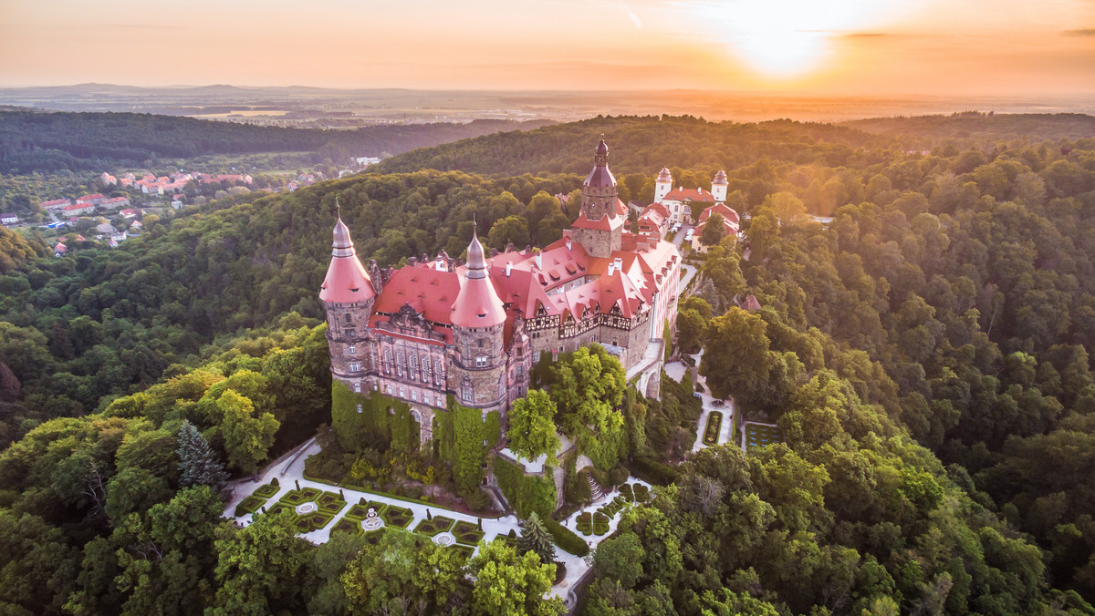 Podczas przygotowań do remontu Sali Krzywej na zamku Książ koło Wałbrzycha odkryto historyczne malowidła, prawdopodobnie z czasów renesansu. Zabytkowe polichromie zostaną w przyszłości odrestaurowane – poinformował konserwator zabytków.