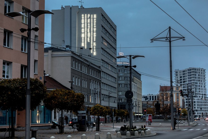 Neon na ścianie szpitala w Gdyni. Hasło do wszystkich mieszkańców