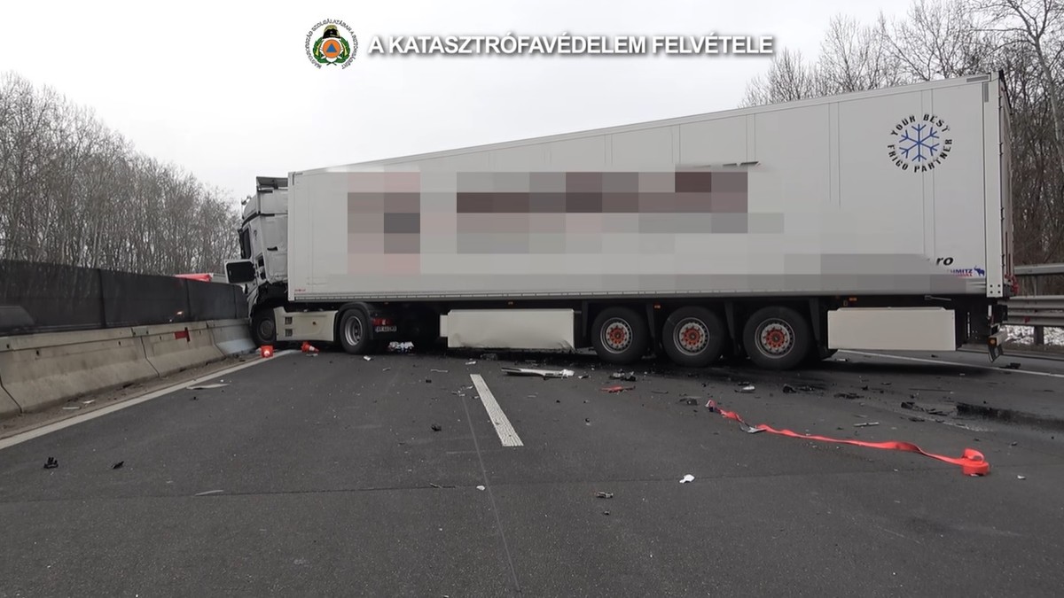 Drámai videó az M0-son történt tragédiáról: három kamion karambolozott
