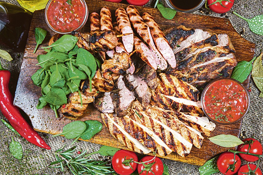 Svinjski vrat, kobasica, vešalica i piletina takođe su uobičajeni sadržaj roštilja