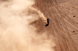 Rajd Dakar: Adam Tomiczek wycofał się. Uderzył w kamień i upadł na plecy