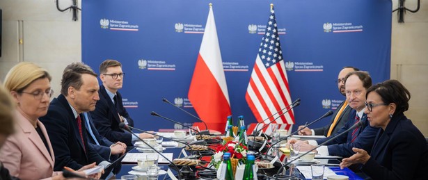 Szef MSZ Radosław Sikorski spotkał się w czwartek z Penny Pritzker, specjalną przedstawicielką USA ds. odbudowy gospodarczej Ukrainy.