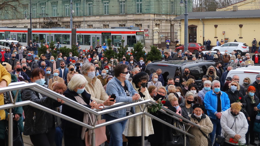 Tłumy fanów Krzysztofa Krawczyka przed katedrą w Łodzi