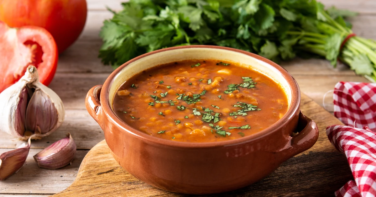 Remigiusz Rączka gotuje zupę na "noworoczny detoks". Pyszna i zdrowa. Mamy przepis