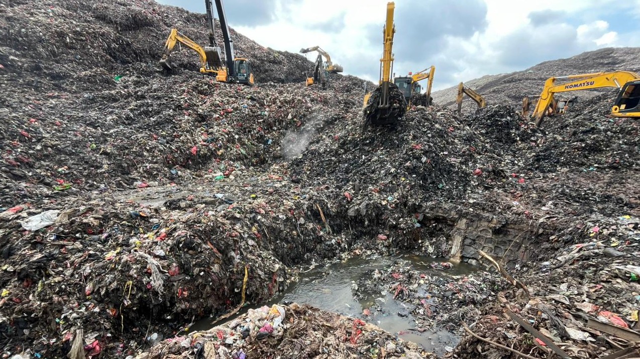 Pri zosuve odpadu na najväčšej skládke v Indonézii zahynulo najmenej 5 osôb.