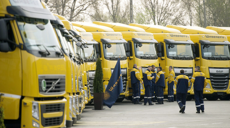 Gépkocsivezetők a Waberer's International Zrt. budapesti telephelyén, ahol ötszáz új kamiont adtak át 2014. március 26-án / Fotó: MTI/Koszticsák Szilárd