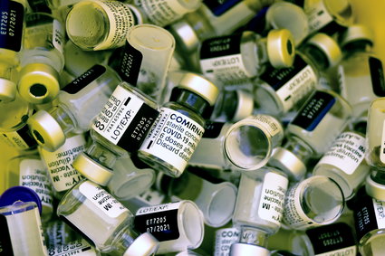 Pfizer wstrzymuje transport 700 tys. dawek szczepionki na COVID-19 do Izraela