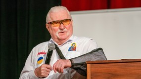 Lech Wałęsa z ręką na temblaku na zdjęciu ze szpitala. "Usunęli, co niepotrzebne" [FOTO]