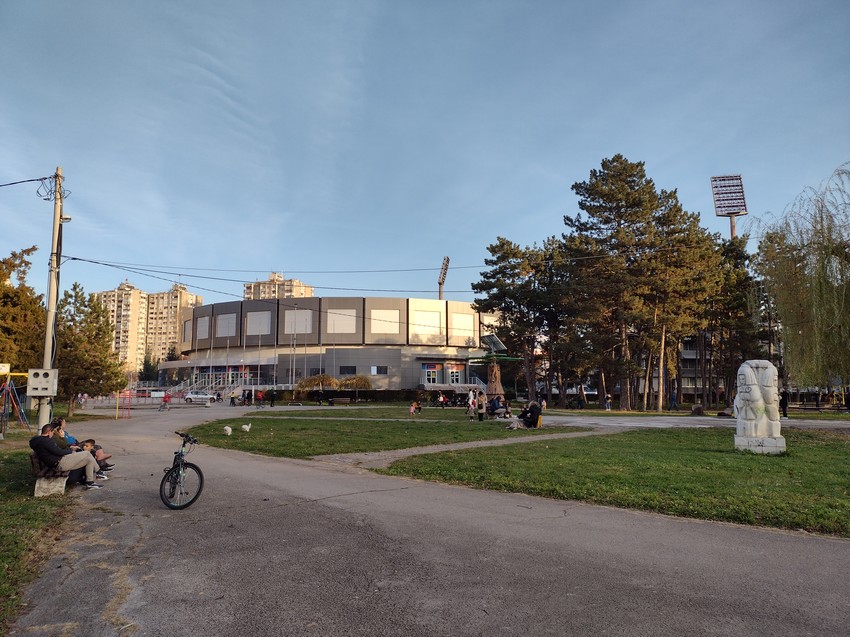 Park Čair pored koga se nalazi hala Čair u kojoj je privremena kovid bolnica