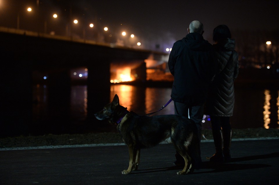 WARSZAWA POŻAR MOSTU ŁAZIENKOWSKIEGO (Płonąca konstrukcja mostu)