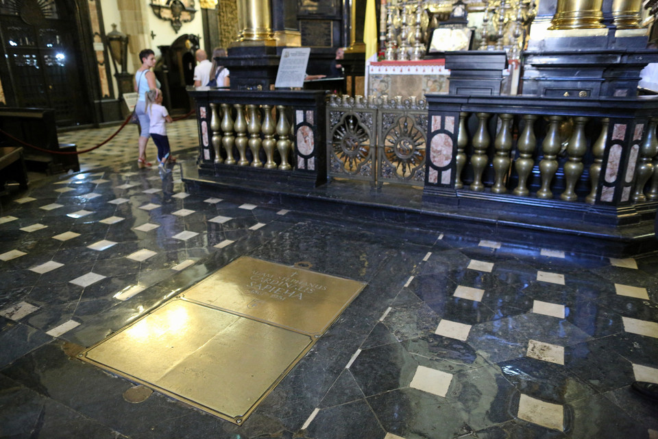 Płyta przykrywająca wejście do krypty biskupów krakowskich na Wawelu, w której spocznie ciało kard. Franciszka Macharskiego