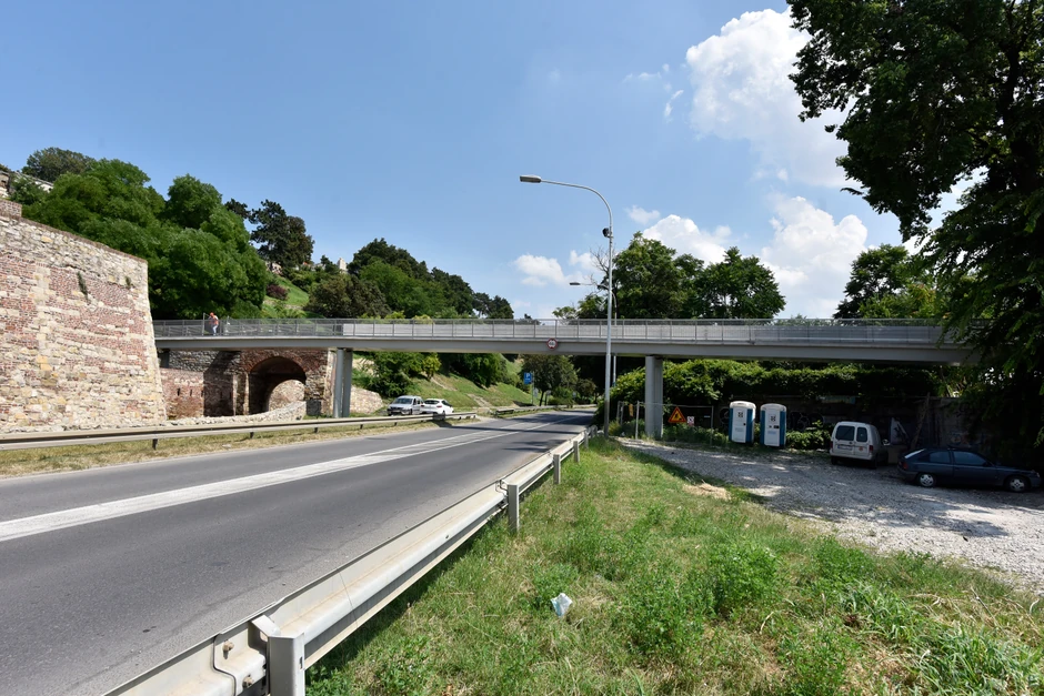 Pasarela povezuje Beogradsku tvrđavu sa Savskim kejom