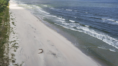 Ciało kobiety na plaży. Prawdopodobnie wyrzuciło je morze