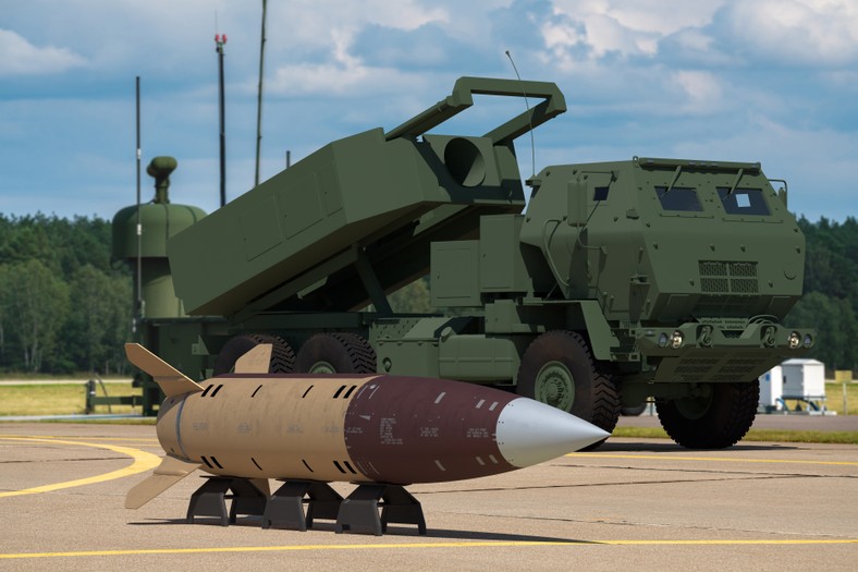 MGM-140 ATACMS to śmiercionośna broń, która pomaga Ukraińcom likwidować stanowiska rosyjskiej obrony przeciwlotniczej. Jego ofiarą padły już m.in. systemy S-300 oraz S-400.
