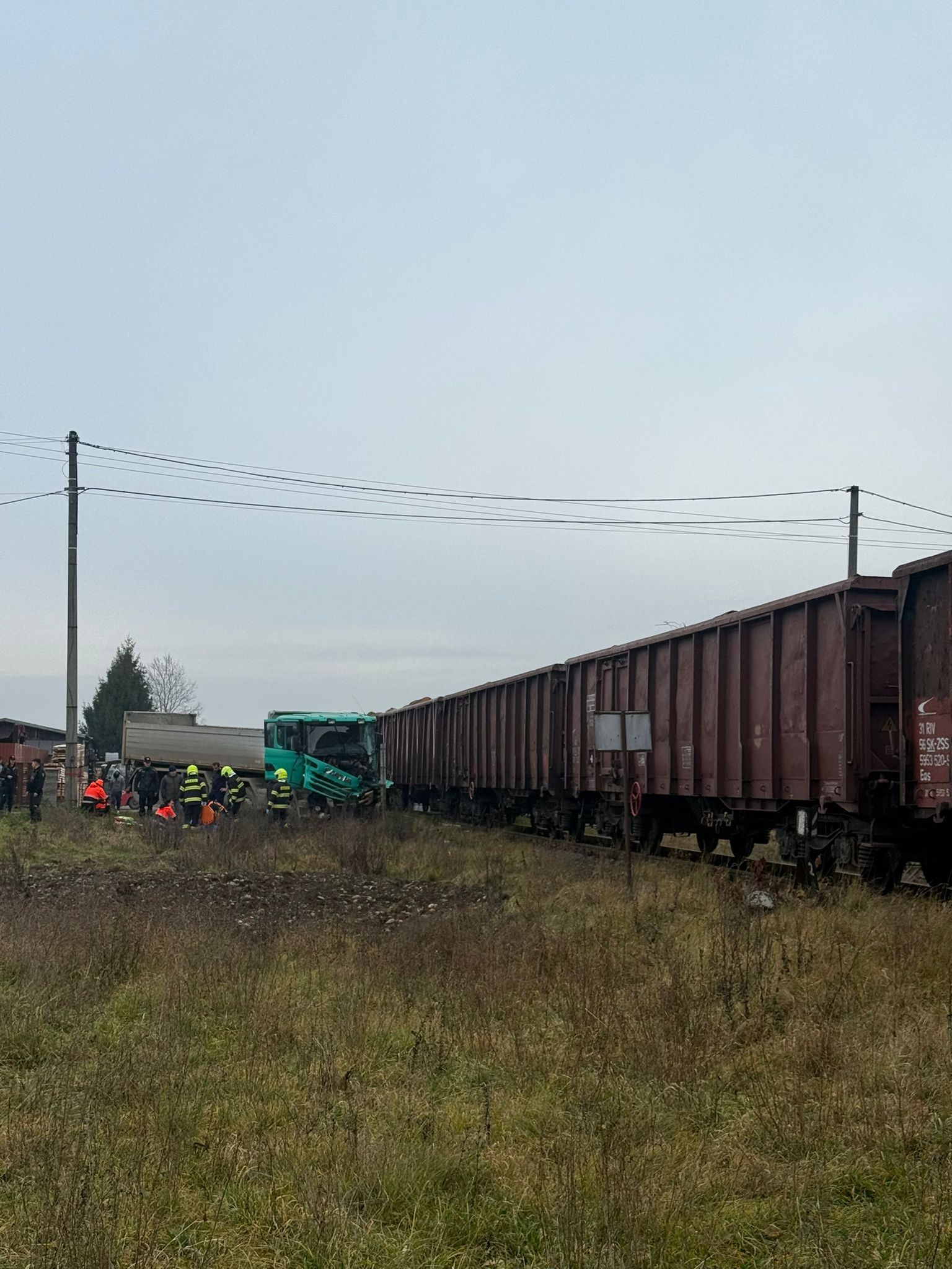 Pri zrážke nákladného auta s vlakom v Bolešove sa vážne zranil vodič.