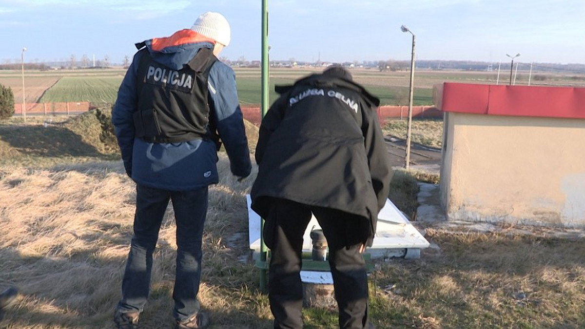 Funkcjonariusze CBŚP zatrzymali trzynaście osób, ze ścisłego kierownictwa gangu specjalizującego się w nielegalnym obrocie paliw. Grupa naraziła Skarb Państwa na straty w wysokości co najmniej 330 mln zł.