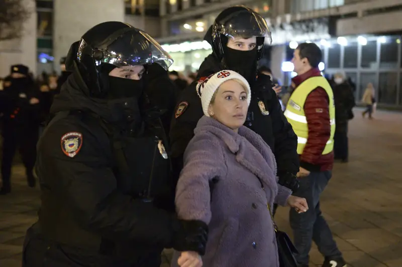 Rosyjska zatrzymuje demonstrantkę podczas protestu przeciwko rosyjskiemu atakowi na Ukrainę w Moskwie, w sobotę 26 lutego 2022 r. Protesty przeciwko rosyjskiej inwazji na Ukrainę wznowiono w sobotę wieczorem, a ludzie wyszli na ulice Moskwy i Sankt Petersburga pomimo masowych aresztowań. / AP/Denis Kaminev