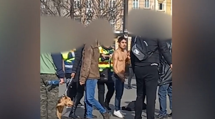 Őrjöngésbe kezdett a félmeztelen férfi a Széll Kálmán téren, miután betört egy ajtót / Fotó: police.hu