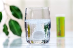 Oprysk, ukorzeniacz i odżywka. Zastosuj do kwiatów popularny lek na przeziębienie