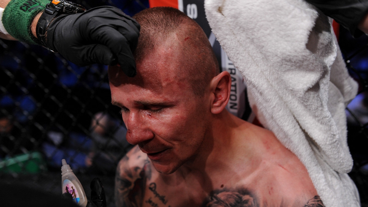 Rafałowi Jackiewiczowi nie udał się początek przygody z MMA. Podczas swojego debiutu w mieszanych sztukach walki, na gali KSW28, były pięściarz przegrał przez TKO w trzeciej rundzie z Marcinem Parchetą. Jackiewicz pokazał w klatce KSW olbrzymie serce do walki i świetną kondycję, zabrakło mu jednak techniki i to Parcheta zdominował pojedynek.