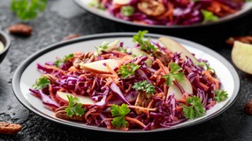 Surówka biskupia to hit. Można ją jeść tylko ze świeżą bagietką. Kilka składników i gotowe