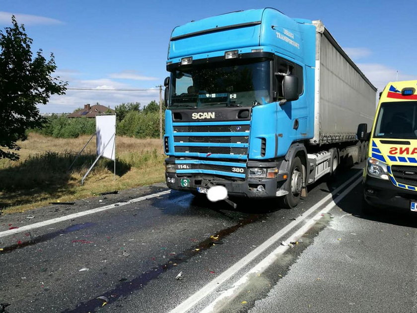 Karambol pod Bydgoszczą. TIR uderzył w auto, później było już tylko gorzej