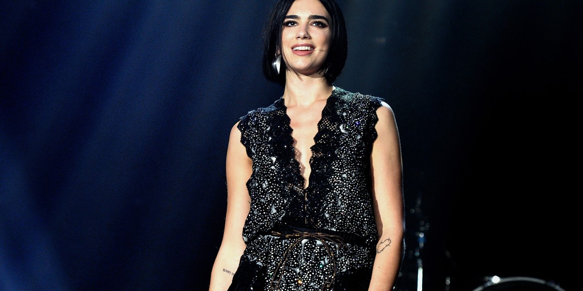 Brytyjska wokalistka Dua Lipa w grudniu 2020 r. przeprowadziła w pełni zdalny koncert. Jego transmisję obejrzało pięć milionów ludzi na całym świecie