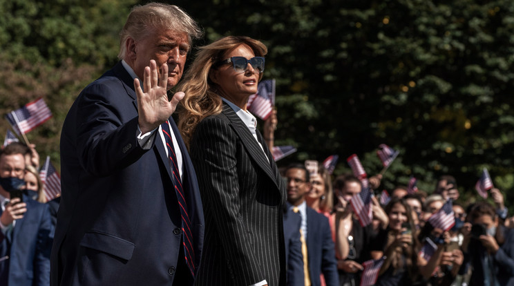 2020. szeptember 29-én készített képen Donald Trump amerikai elnök és felesége, Melania Trump köszönti támogatóit a washingtoni Fehér Házban. Trump október 2-án bejelentette, hogy pozitív lett az ő és felesége koronavírus-tesztje. / Fotó: MTI/EPA/UPI/Ken Cedeno