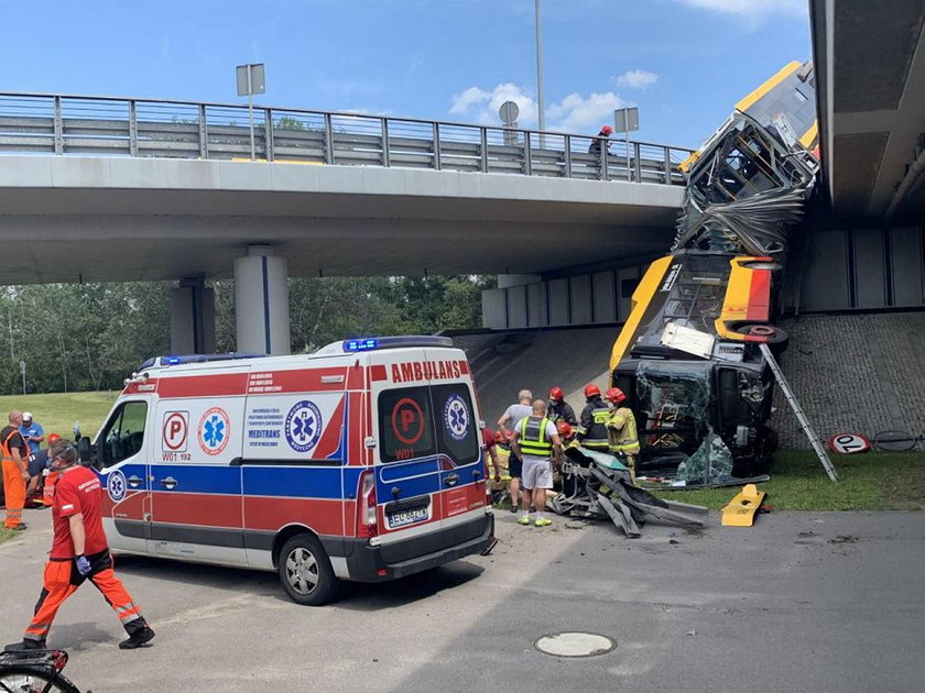 Warszawa. Wypadek autobusu na S8. Autobus spadł z mostu ...