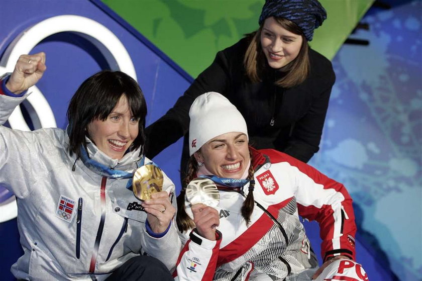Justyna Kowalczyk i jej trener kłócą się, biegaczka chciala mu oddać medal