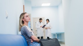 Nowy system zapisów do lekarza. NFZ na minusie, kolejki rosną. Rząd wprowadza e-rejestrację