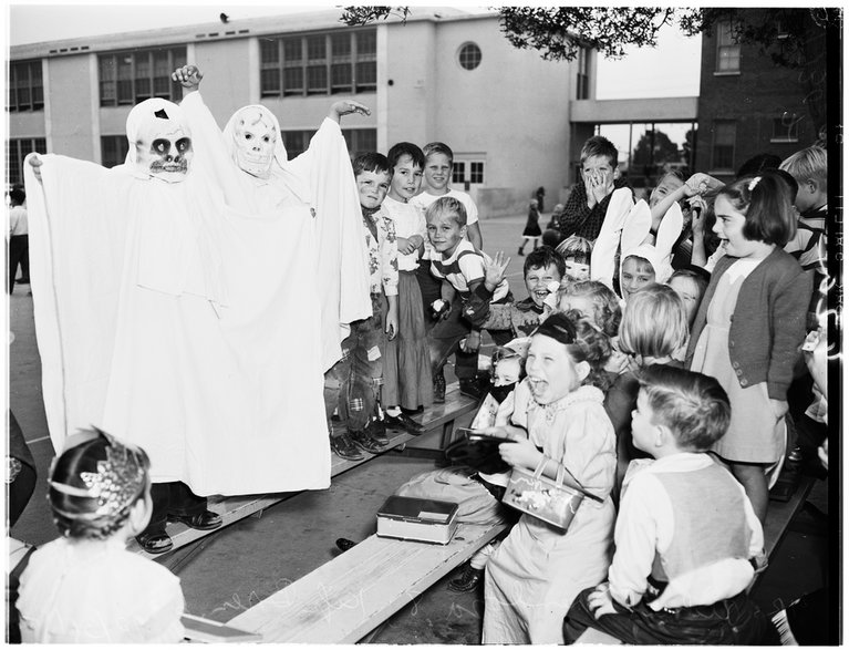 Niektóre tradycje związane z Halloween są szczególnie dedykowane najmłodszym, w tym znana już nie tylko z amerykańskich filmów zabawa "cukierek albo psikus". Na zdjęciu zabawa przebierana dla dzieci w szkole podstawowej w USA w 1952 r.
