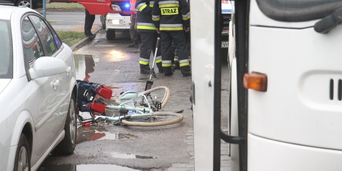 Autokar ciągnął matkę i dziecko przez kilkanaście metrów. Kobieta zmarła 