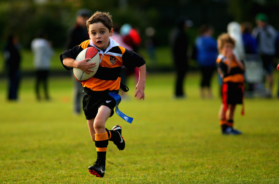 Dzieci grają w rugby