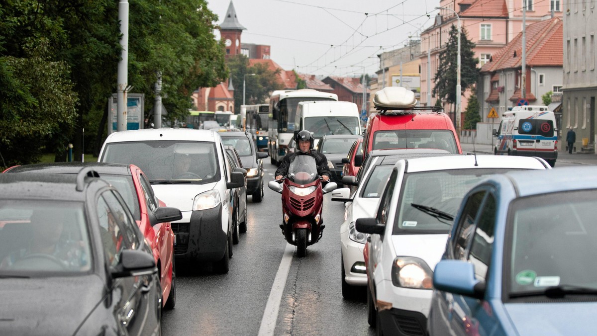 Spora zmiana dla miłośników jednośladów. To pierwszy weekend, kiedy osoba, która od co najmniej 3 lat ma prawo jazdy kategorii B, może bez zdawania egzaminu prowadzić motocykl o pojemności do 125 centymetrów sześciennych.