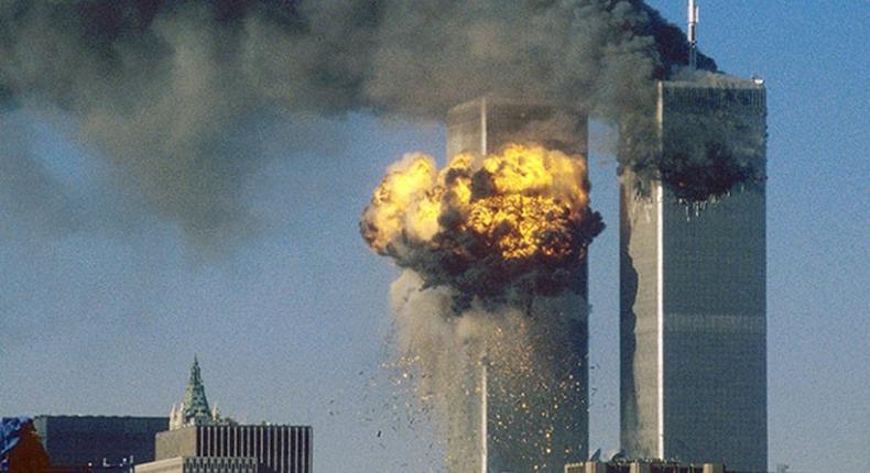 das-world-trade-center-steht-in-flammen-zwei-passagierflugzeuge-sind-am-11-september-2001-in-die-beiden-tuerme-gekracht-etwa-3000-menschen-starben