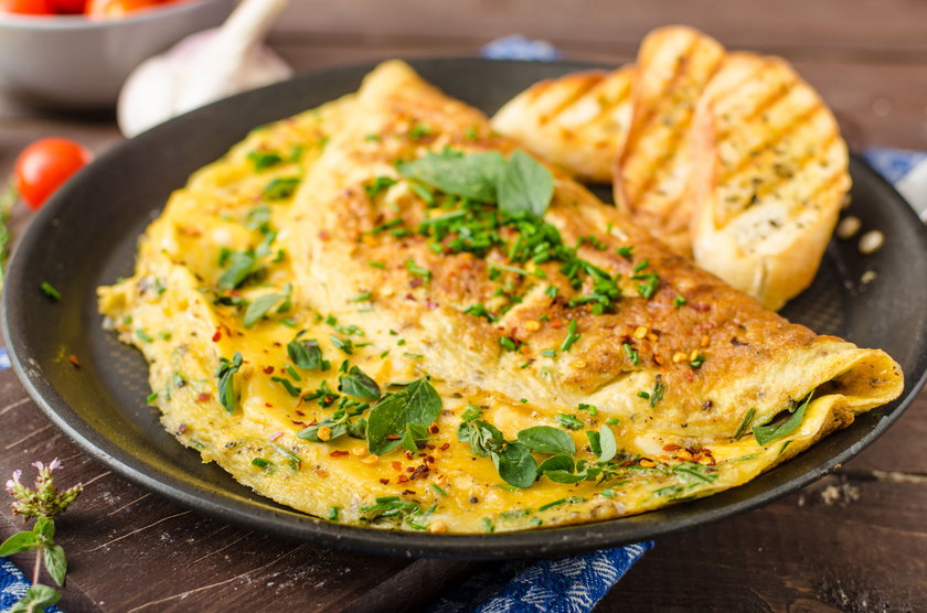 Puszysty omlet na śniadanie? To dobry pomysł. Ten trik sprawi, że nie opadnie i będzie pyszny 