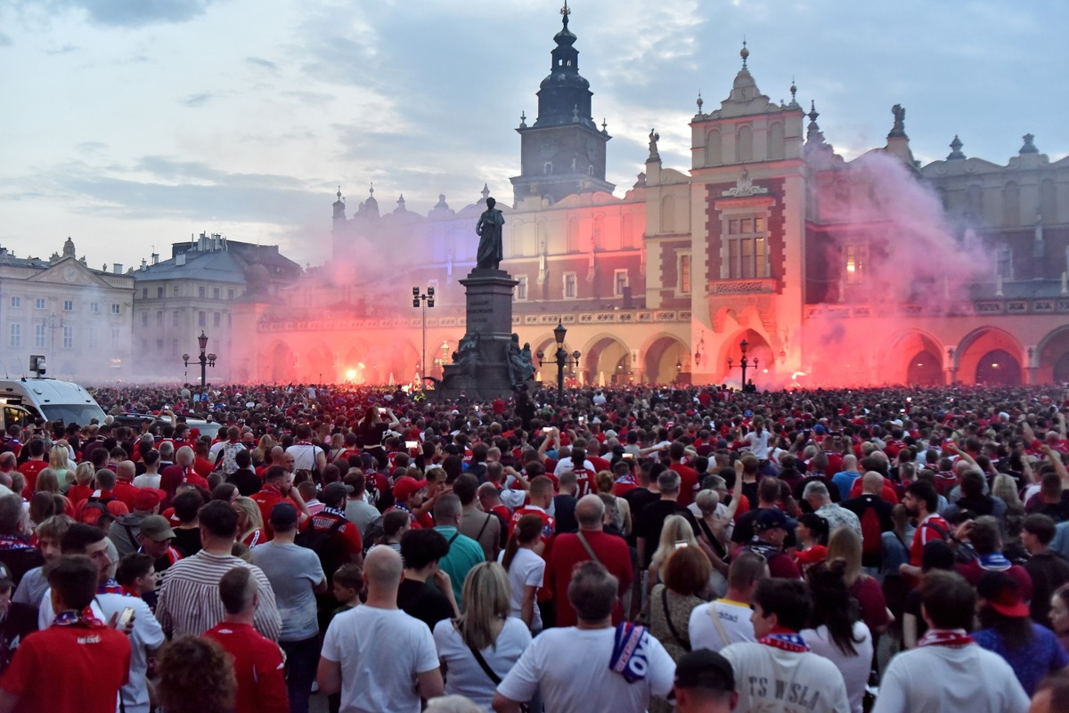 Petarda eksplodowała podczas fety Wisły Kraków. Ranna została 11-latka