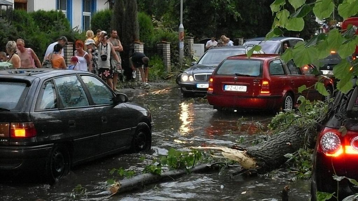 Z powodu silnego wiatru wiejącego minionej nocy na Pomorzu nadal około 200 osób z woj. pomorskiego pozbawionych jest dostaw prądu. W sobotę rano prąd nie docierał do ok. 10 tys. mieszkańców regionu. W związku z wichurą strażacy interweniowali w sobotę ponad 300 razy.