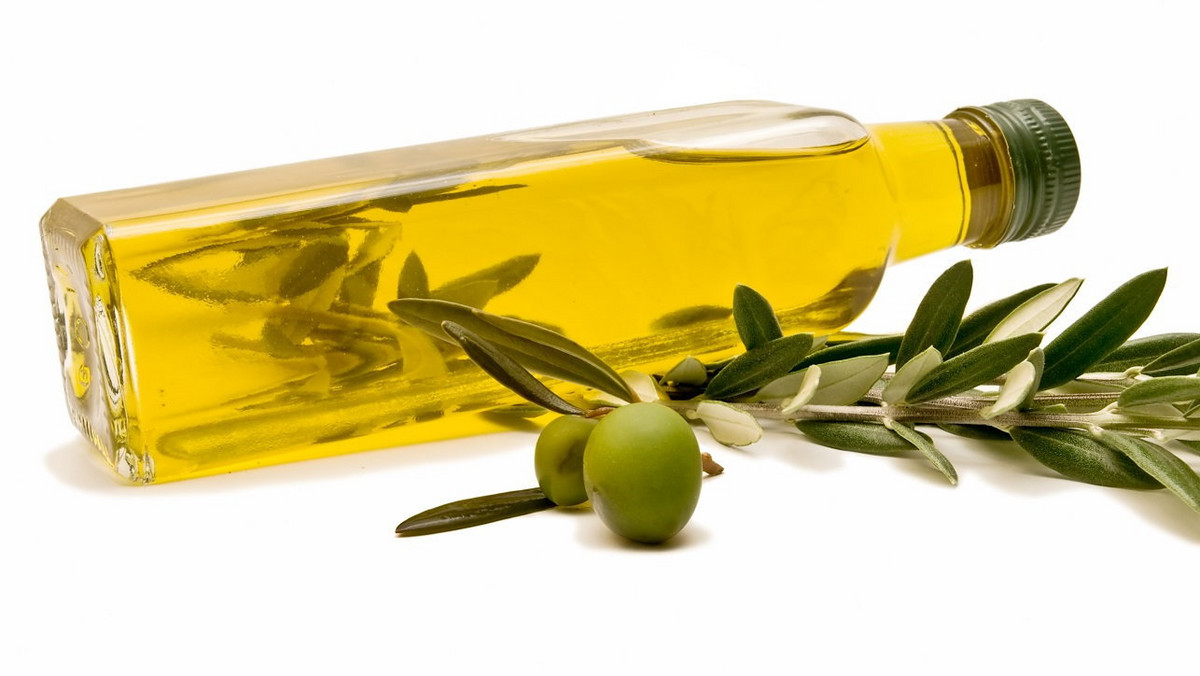 Oliwa z oliwek znana jest ze swoich prozdrowotnych właściwości. Wiadomo, że wzmacnia układ odpornościowy, chroni przed cukrzycą, korzystnie wpływa na serce, obniża poziom złego, a utrzymuje odpowiedni poziom dobrego cholesterolu. Okazuje się jednak, że oliwa z oliwek świetnie wpływa również na urodę i znalazła zastosowanie w kosmetyce.