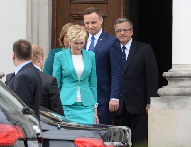 Prezydent elekt Andrzej Duda i jego żona Agata oraz urzędujący prezydent Bronisław Komorowski i jego żona Anna po spotkaniu w Belwederze