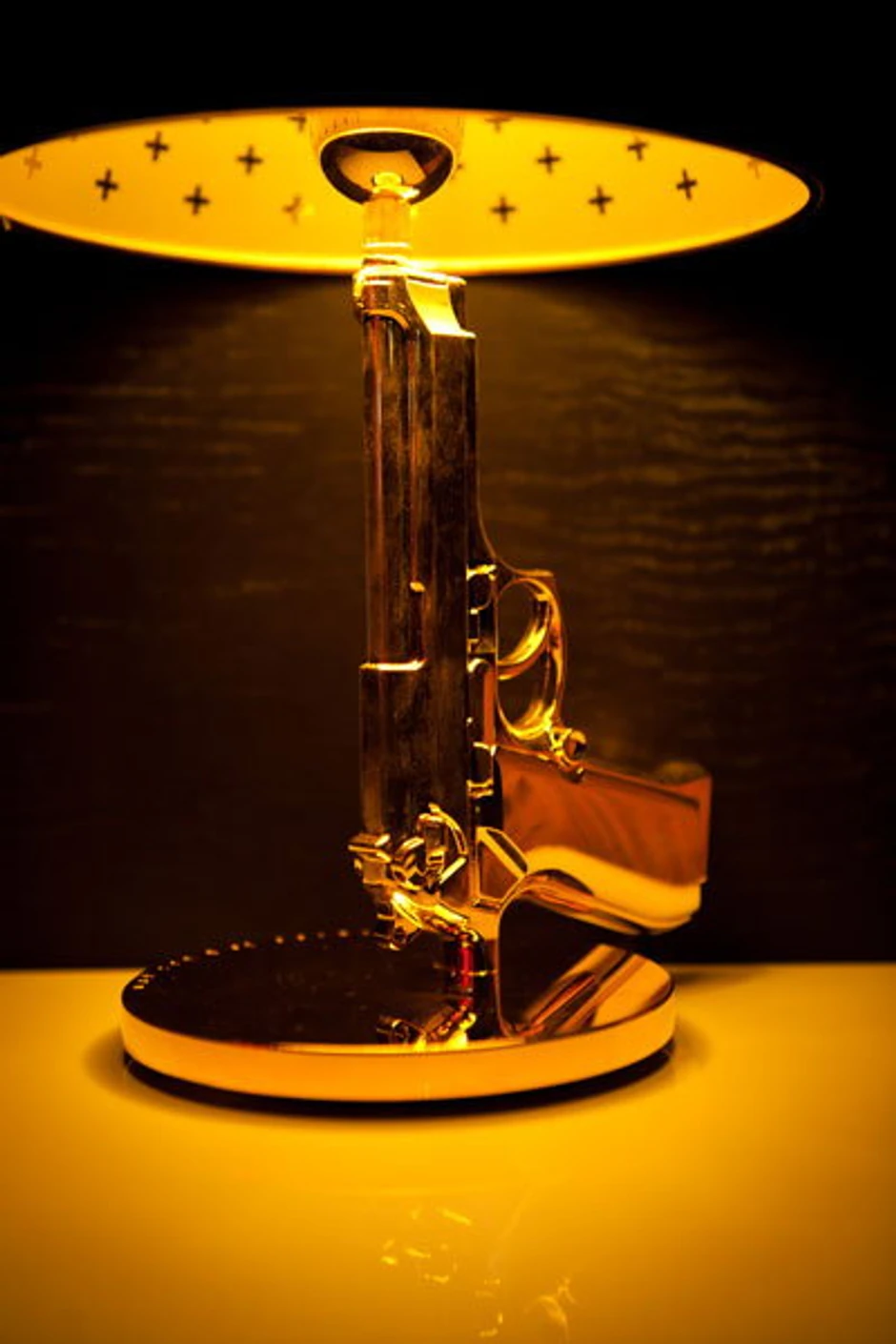 Zlatni pištolj je postolje za lampu