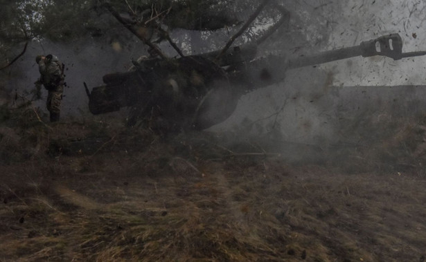 Ukraińscy żołnierze strzelają z haubic w kierunku rosyjskich pozycji