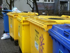 Od 1 X 2025 r. jedni mówią, że nie można wyrzucić butelki do kosza. Inni mówią, że owszem. Co na to rząd?