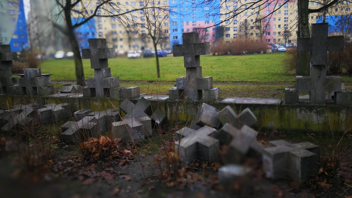 Z ogrodzenia wypchnięto 32 betonowe elementy w kształcie krzyża, sześć kolejnych zostało uszkodzonych. Miasto wyceniło wstępnie straty na kilka tysięcy złotych.