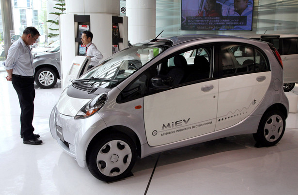 Mitsubishi i-MiEV na wystawie w głównej siedzibie spółki w Tokio. 26.05.2012