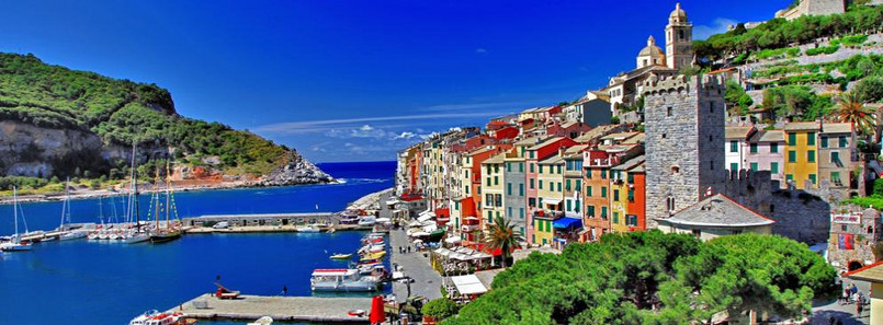 Portovenere – przez niektórych miasto nazywane jest bramą do Cinque Terre. Miasteczko wyróżnia się swoim portem jachtowym oraz górującym nad miastem zamkiem.