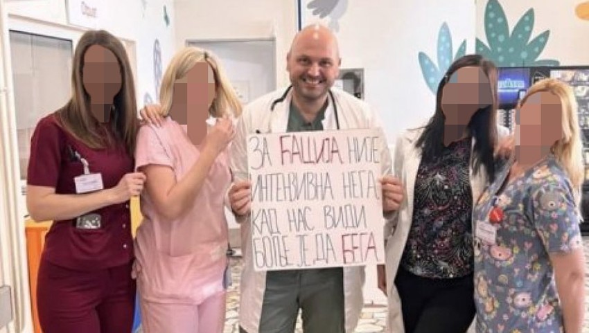 Lekar sa problematičnim transparentom